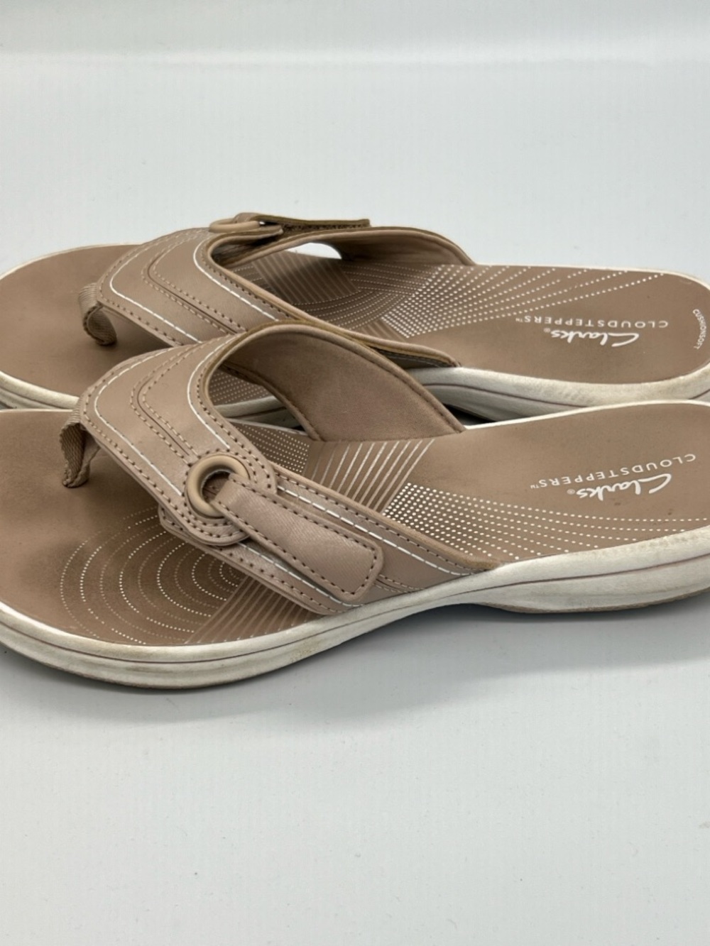 Clarks Women’s Beige-Taupe Thong Sandals - Picture 4 of 6